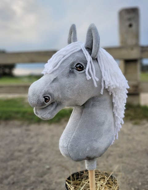 Hobby Horse Duży koń na kiju Premium - siwy z białą grzywą A3 Hobby Horse Duży koń na kiju Premium - siwy z białą grzywą A3
