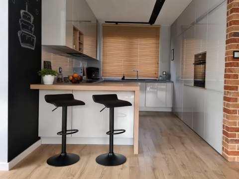 Hoker stołek barowy obrotowy podnóżek regulacja wysokości czarny ekoskóra ModernHome Hoker stołek barowy obrotowy podnóżek regulacja wysokości czarny ekoskóra ModernHome