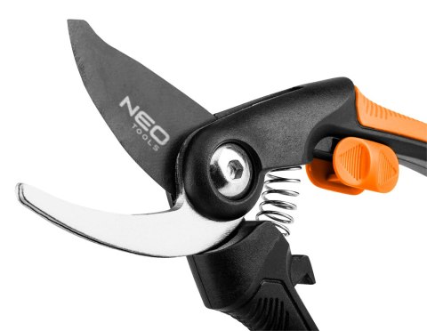 Sekator by-pass 210 mm, zakres do 20 mm, materiał: PP, uchwyt pokryty gumą TPR Sekator by-pass 210 mm, zakres do 20 mm, materiał: PP, uchwyt pokryty gumą TPR