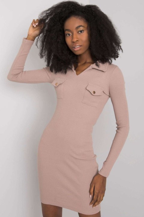 Sukienka Model RV-SK-7435.38 Dark Beige - Rue Paris Rue Paris Sukienka Model RV-SK-7435.38 Dark Beige - Rue Paris Rue Paris