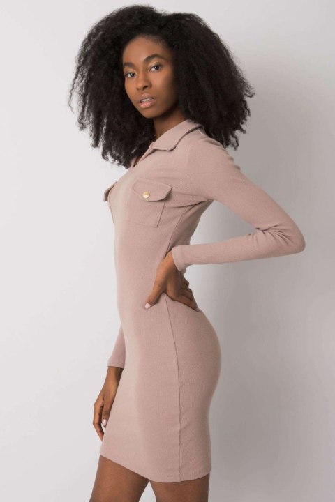 Sukienka Model RV-SK-7435.38 Dark Beige - Rue Paris Rue Paris Sukienka Model RV-SK-7435.38 Dark Beige - Rue Paris Rue Paris