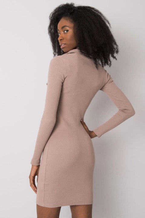 Sukienka Model RV-SK-7435.38 Dark Beige - Rue Paris Rue Paris Sukienka Model RV-SK-7435.38 Dark Beige - Rue Paris Rue Paris