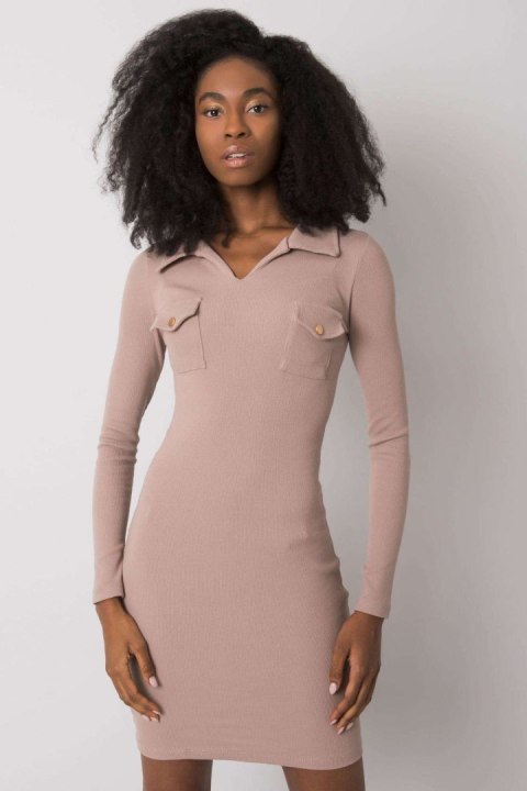 Sukienka Model RV-SK-7435.38 Dark Beige - Rue Paris Rue Paris Sukienka Model RV-SK-7435.38 Dark Beige - Rue Paris Rue Paris